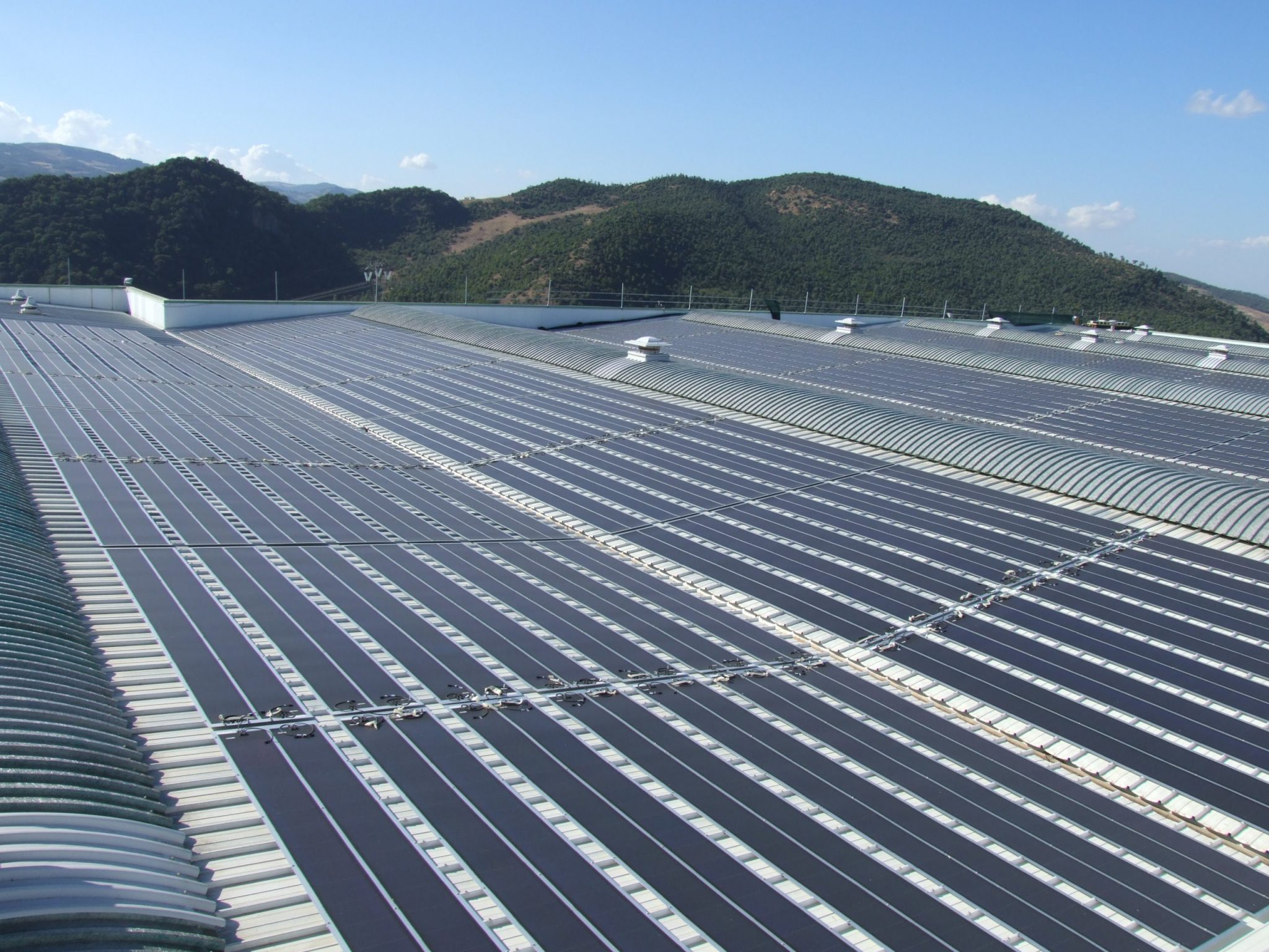 Las instalaciones fotovoltaicas en los edificios de Coca-Cola con laminados fotovoltaicos de UNI-SOLAR ® se han finalizando en un tiempo récord