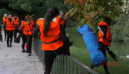 Greenpeace protesta en el lago del Retiro (Madrid) para hundir el TTIP y el CETA