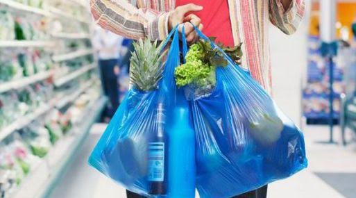 Cobrar por las bolsas de plástico a estas alturas