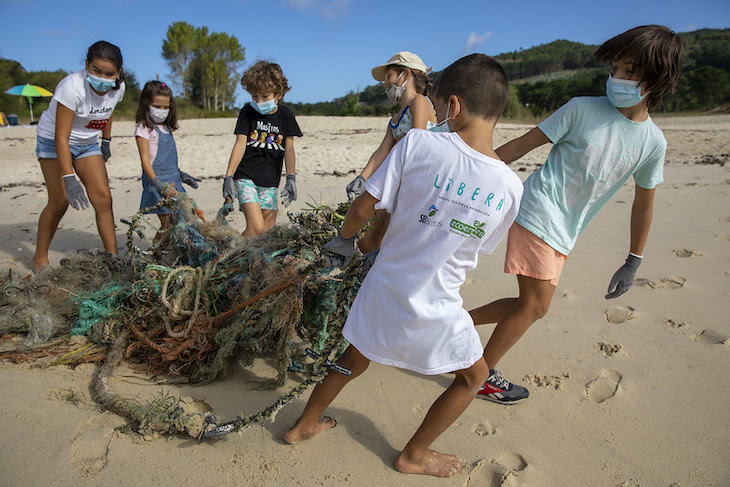 Voluntarios limpian las costas de ‘basuraleza’