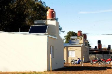 Inauguran el primer barrio de la provincia con alumbrado y calefones a base de energía solar