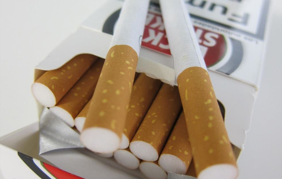 Batería de móvil fabricada con colillas de cigarro