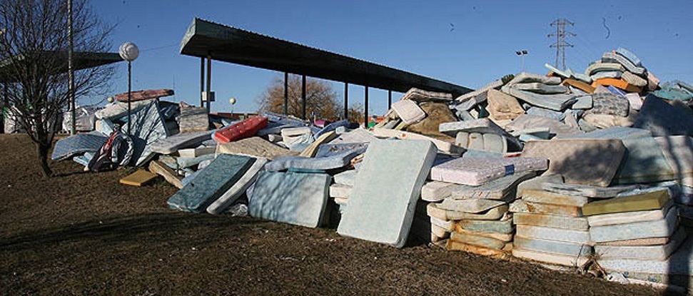 El Ayuntamiento de Palencia requiere a la gestora del Punto Limpio que retire los colchones y voluminosos acumulados