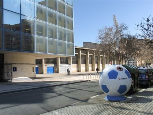 Instalan seis contenedores de recogida de vidrio con forma de balón de fútbol en el entorno de la Romareda