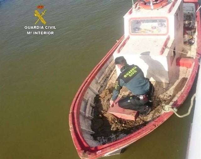 Pillan a dos embarcaciones con útiles de pesca en Marismas del Odiel