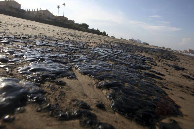 El vertido de Gibraltar alcanza un kilómetro lineal de la playa de Getares