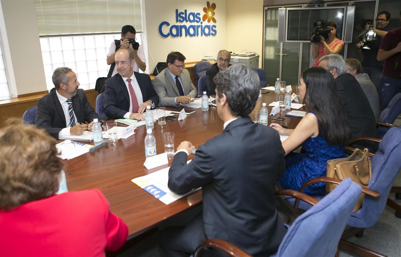 Canarias pacta una apuesta por las fuentes renovables como base del modelo energético del archipiélago