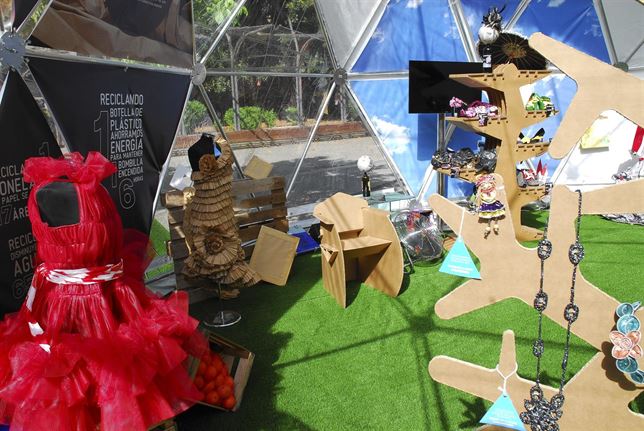 Vestidos con material reciclado