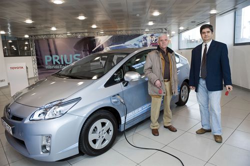 Toyota entrega las dos primeras unidades del Prius enchufable a clientes particulares
