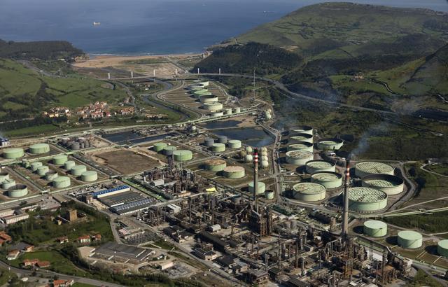 Organizaciones ecologistas piden a Medio Ambiente que explique el futuro de la refinería de Muskiz