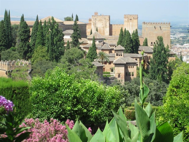 El humo de los coches y la quema de rastrojos dejan restos de hollín en la Alhambra de Granada