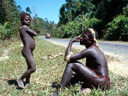 Survival denuncia safaris humanos para fotografiar a los jarawa en una reserva tribal en la India