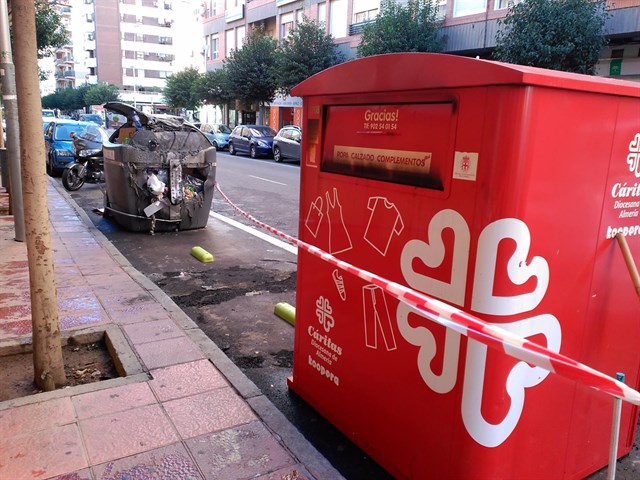 12 contenedores de Almería han ardido esta madrugada