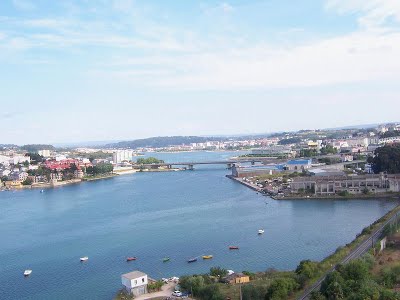 La retirada de queroseno de la Ría do Burgo mantiene su ritmo de trabajo