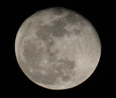 Procesos volcánicos explican la complejidad mineral de la Luna