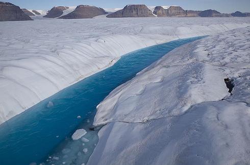 Fuerte descenso en hielo del Ártico en verano