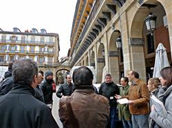 Personal técnico-político municipal visita la Parte Vieja de Donostia para conocer sus nuevas medidas de regulación en la distribución de mercancías