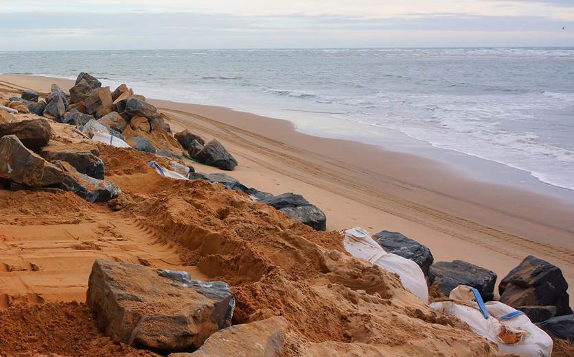 Ecologistas dicen no al cierre con espigones de la playa de Isla Canela (Huelva)