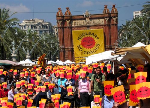 Un millar de personas protesta contra las nucleares en Barcelona