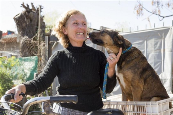 La mujer que rescató en bicicleta a 3.000 animales