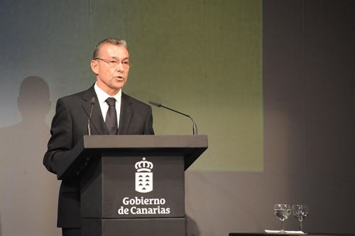 Rivero anuncia un adelanto de la consulta para que los canarios decidan si quieren o no prospecciones