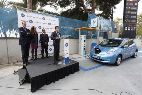Barcelona estrena un punto que carga vehículos eléctricos en 30 minutos