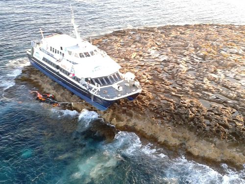 Baleària termina la descontaminación del buque varado en Formentera