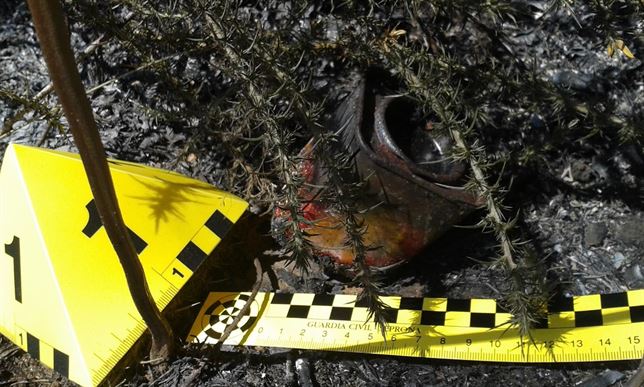La Guardia Civil analiza un artefacto incendiario hallado en un monte de A Coruña tras un incendio forestal