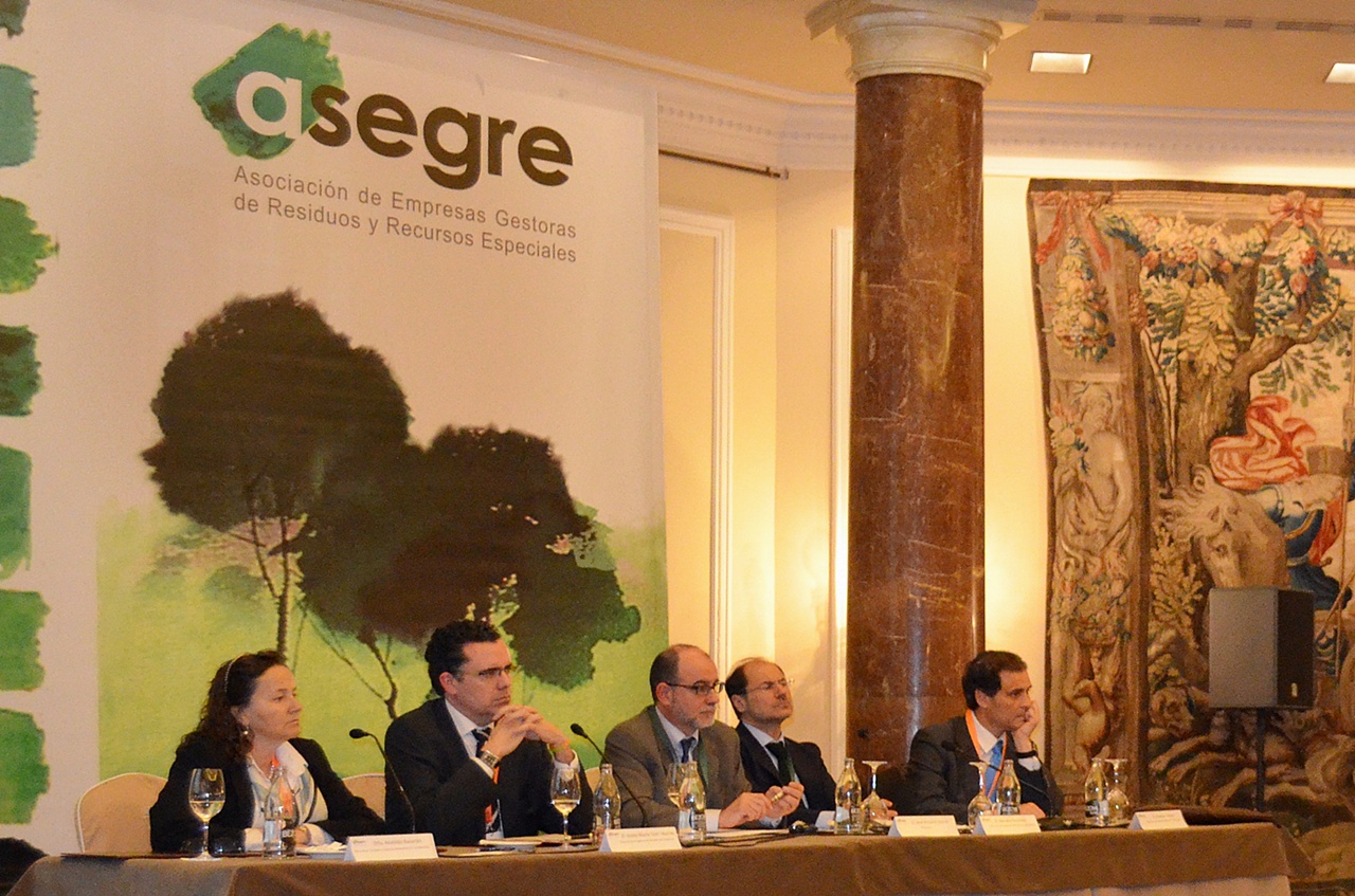 El sector medioambiental debate sobre la situación de los residuos industriales en el V Foro de ASEGRE
