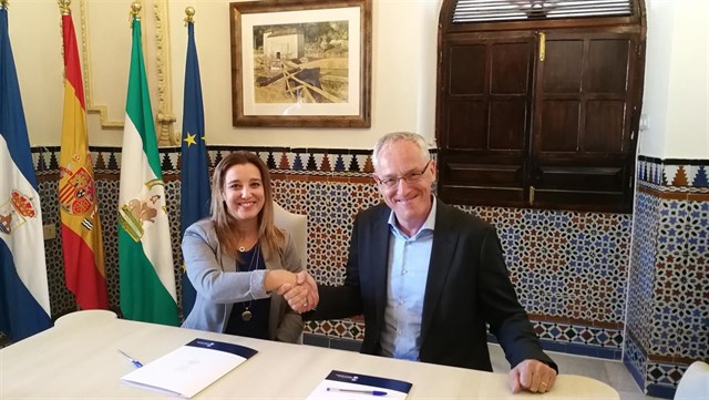 El Ayuntamiento de Alcalá y Sunshine Latin firman un protocolo para instalar una gran planta fotovoltaica
