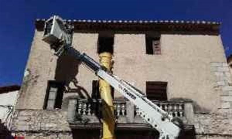 En Vilaverd (Tarragona) trasladan nidos de golondrinas protegidas para facilitar su nacimiento