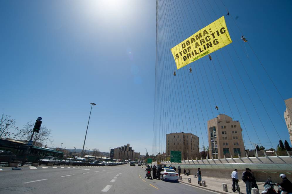 Escaladores de Greenpeace descuelgan una pancarta en Jerusalén para pedir a Obama que pare las prospecciones de petróleo en el Ártico