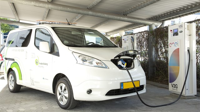 Primer hub comercial de coche eléctrico integrado en la red