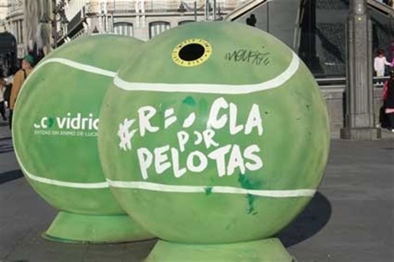 Indignación generalizada por la desafortunada campaña Recicla por pelotas