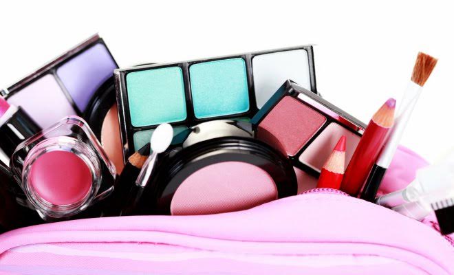 Millones de partículas plásticas de los cosméticos acaban en el mar