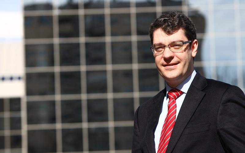 Álvaro Nadal se compromete a revisar el autoconsumo