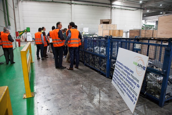 Productores de AMBILAMP y AMBIAFME visitan la planta de reciclaje de RAEEs de Recybérica Ambiental