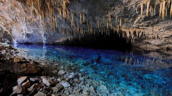 Conoces la Cueva del Lago Azul