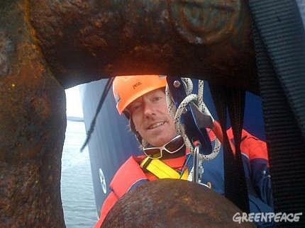 Activistas de Greenpeace bloquean un barco de perforación petrolífera cerca de las Islas Shetland