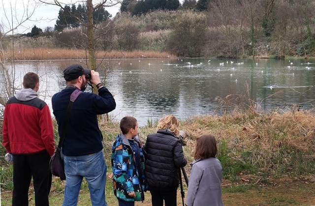 Los vecinos conocen los valores ambientales de La Remonta en la primera visita guiada