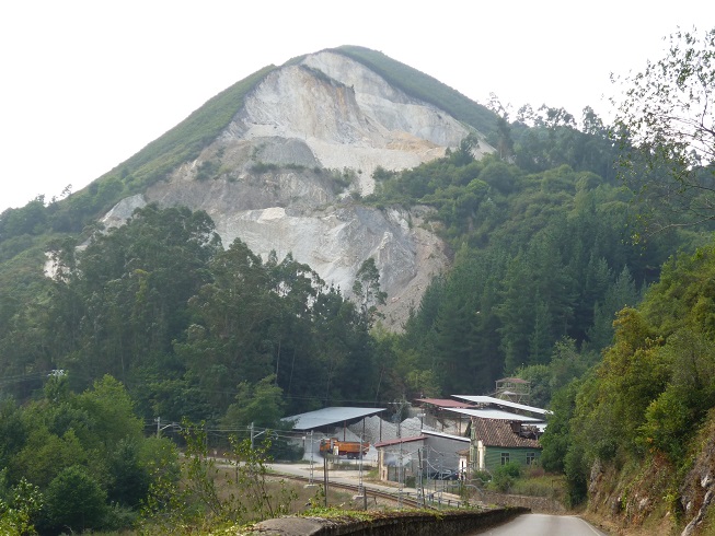 El Principado de Asturias consiente las irregularidades en la cantera de Fuentes en Arriondas