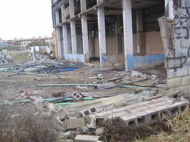 Amianto abandonado en una fábrica de Camas