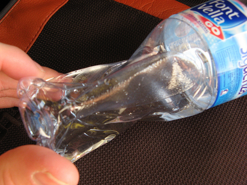 Sale al mercado una maleta infantil fabricada con botellas de agua recicladas