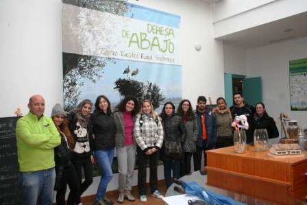 El Aljarafe-Doñana acoge la primera etapa de un campamento internacional de jóvenes que recorre el Guadalquivir