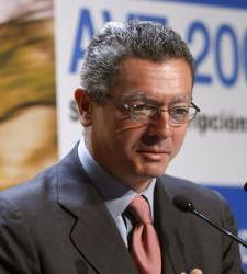 Gallardón cree que la sentencia del TC "no se ajusta" al ordenamiento jurídico español