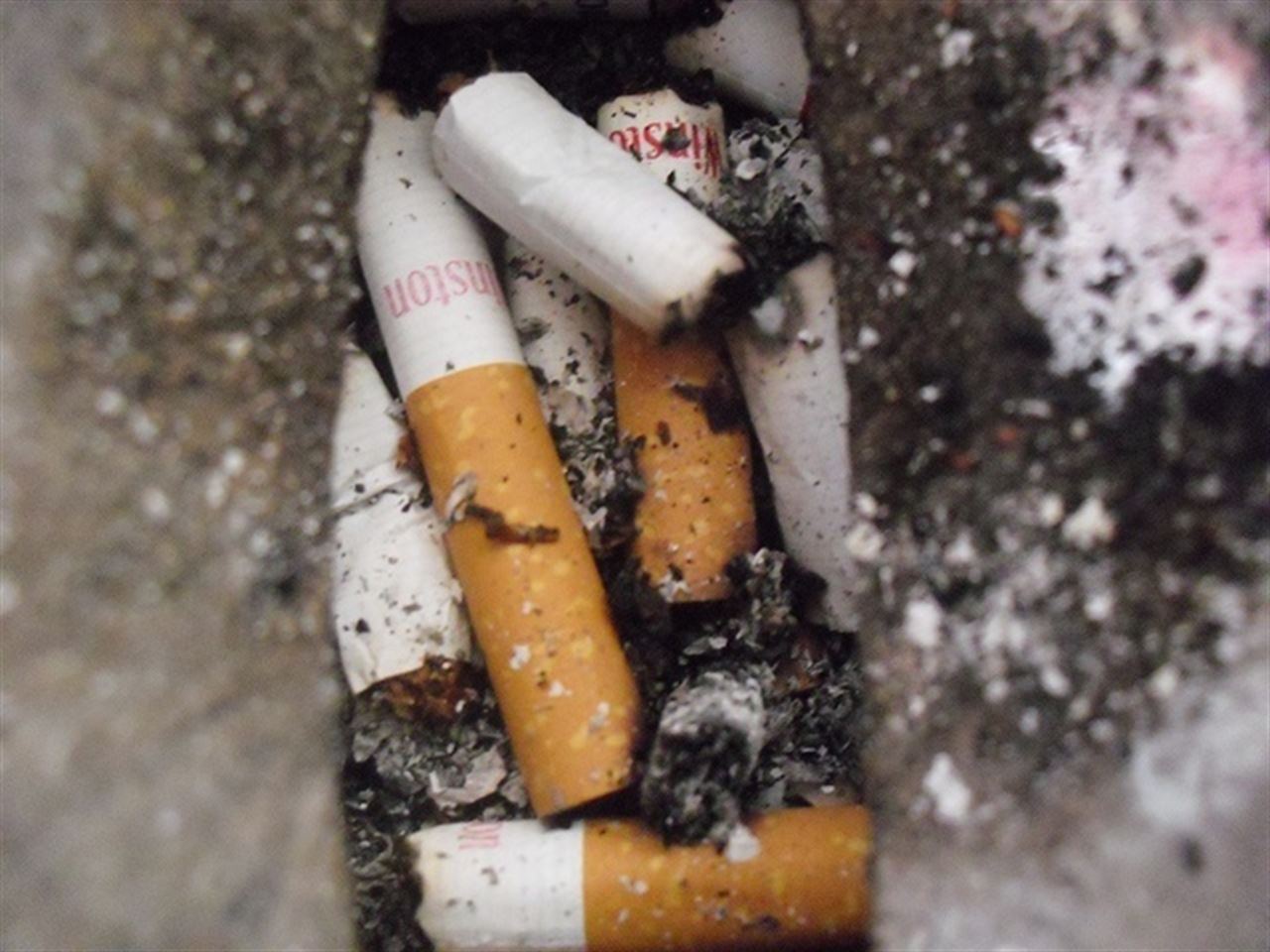 Los médicos no ven correcta la medida de Madrid de repartir ceniceros porque no incita a dejar de fumar