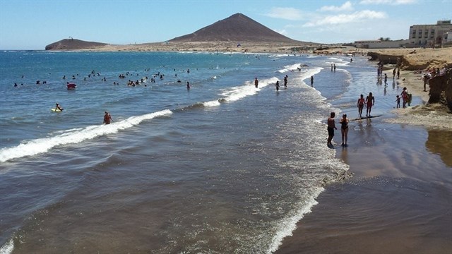 Prohíben el baño en la playa de El Médano (Tenerife) por contaminación