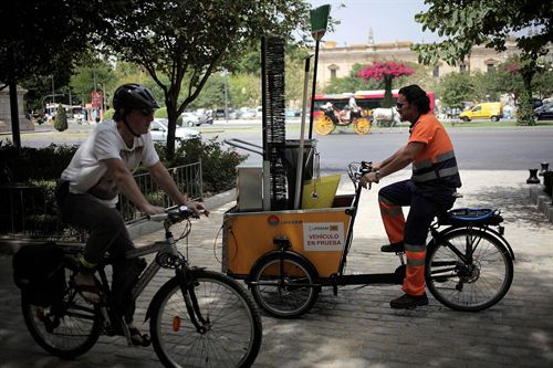Lipasam inicia pruebas con bicicletas eléctricas para mejorar las tareas de limpieza viaria