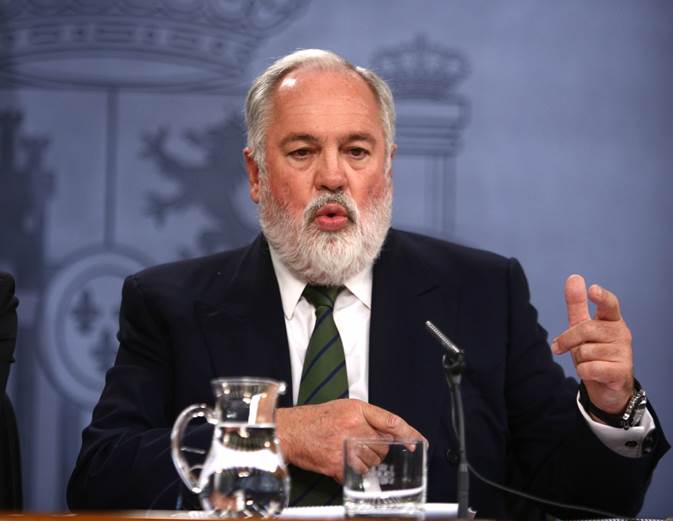 Arias Cañete apuesta por eliminar los subsidios a los combustibles fósiles