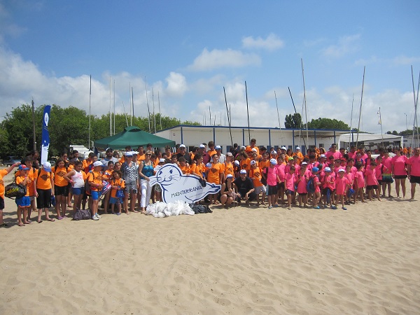Mediterrània conmemora los 25 años del ‘Día de limpieza de la playa’ con la jornada más multitudinaria de la historia del acto